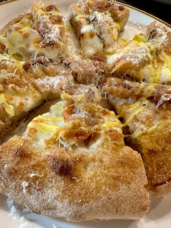Carbonara style pizza at Fattore F, Vicenza Italy