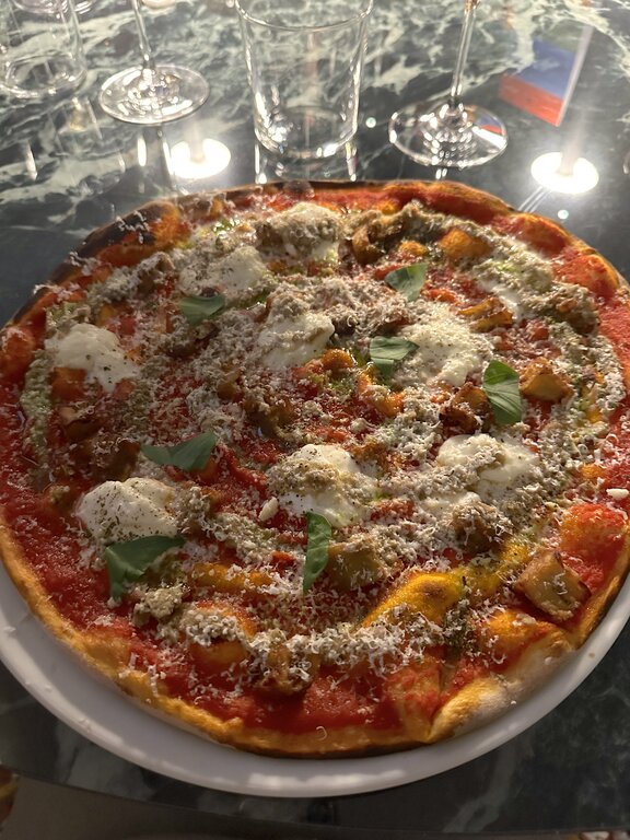 Thin crust pizza at Pizza dei Signori - where to eat in Vicenza Italy