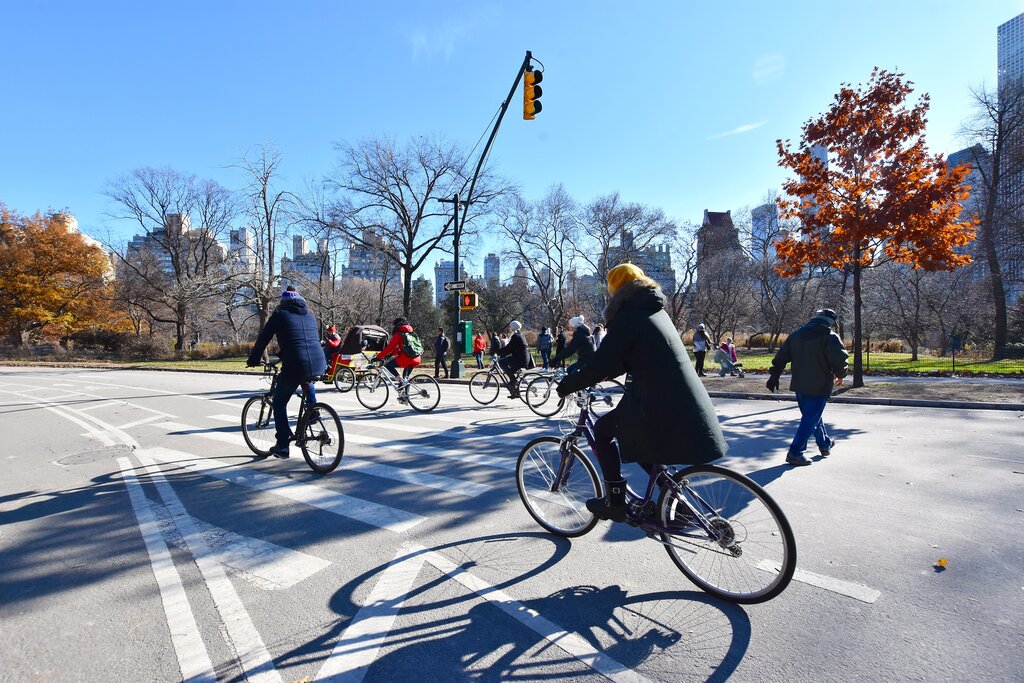 People on bikes in Manhattan New York City ©ELEPhotos/Depositphotos