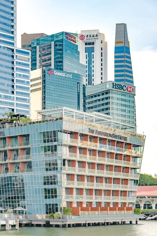 Fullerton Bay Hotel and tower blocks credit DP Cornfield