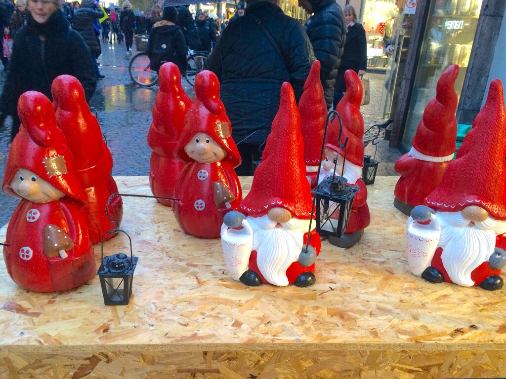 Statues of Santa Claus and Mrs Claus on a table