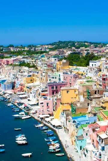 Procida coastline - where to spend winter in Italy ©DianaGrygarova/Wikimedia