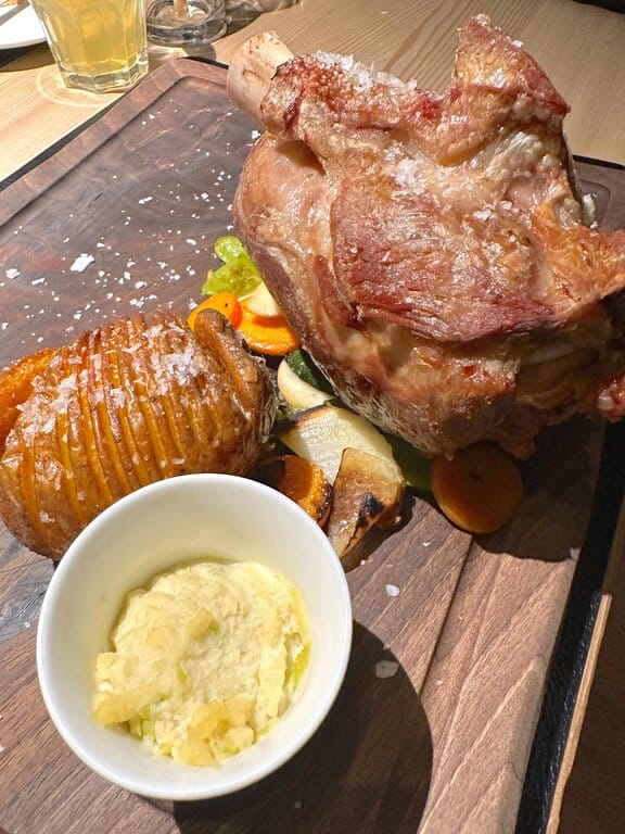 Stinco di maiale and baked potato at Decantei