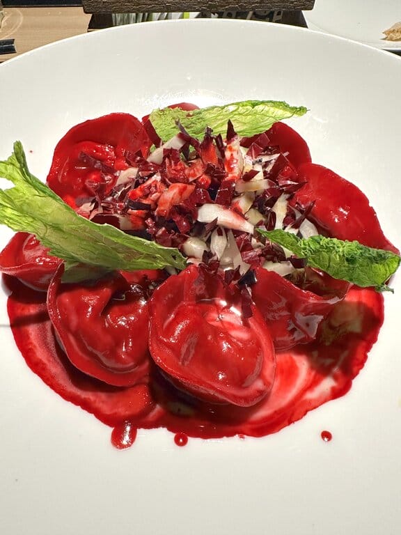 Tortellini with beetroot at Decantei