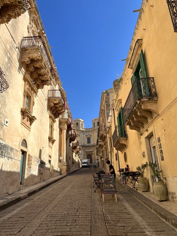 Early morning on Via Corrado Nicolaci