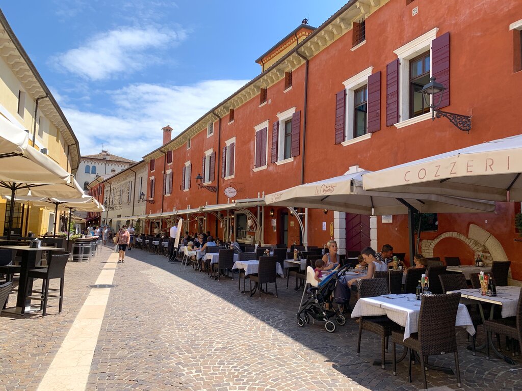 Restaurants on Piazza Giacomo Matteotti in Bardolino