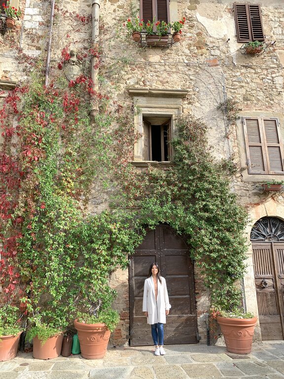 Lisa Rivera standing outside a house in Montemerano Tuscany - what to wear in Italy
